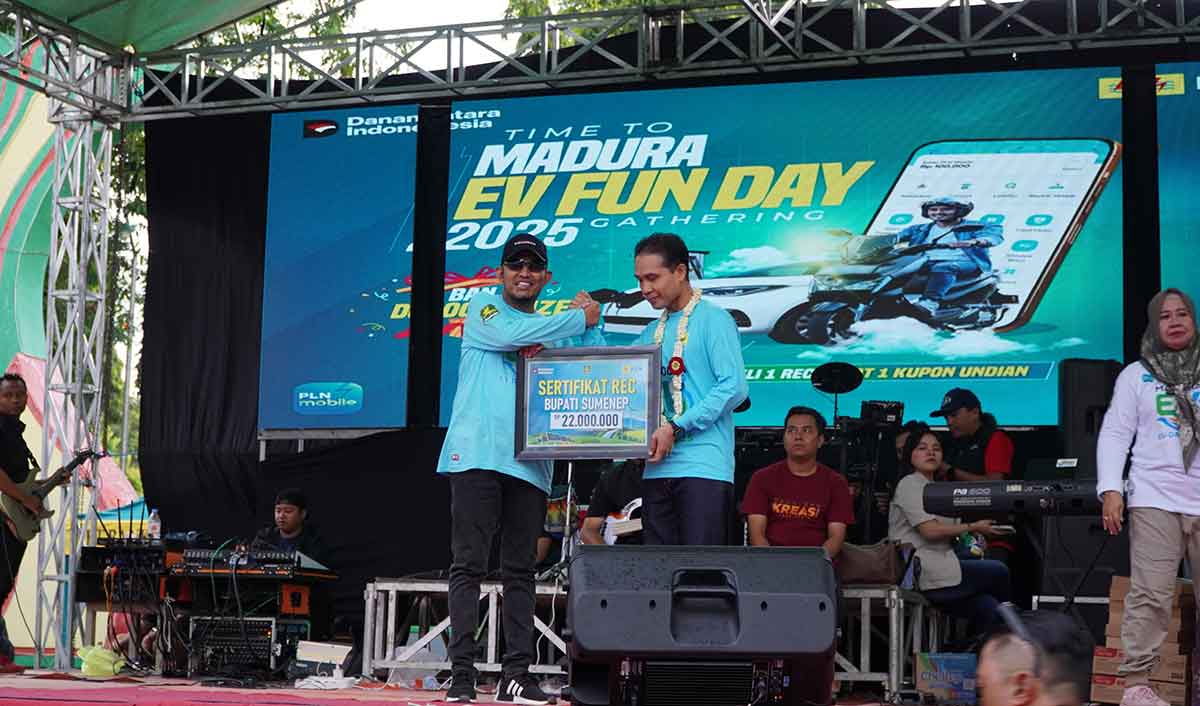 Bupati Sumenep saat menyerahkan sertifikat REC.