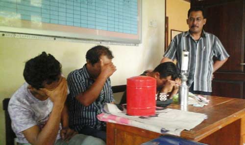 Tersangka bersama barang bukti saat diamankan di Mapolsek Plemahan. (foto: dendi martoni/BANGSAONLINE)