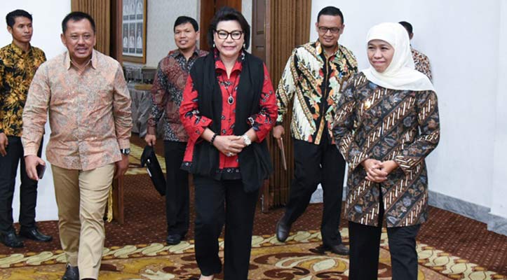 Gubernur Jatim, Khofifah Indar Parawansa bersama Wakil Ketua KPK RI, Basaria Panjaitan menghadiri Rapat Koordinasi (Rakor) Optimalisasi Pendapatan Daerah dan Penertiban Barang Milik Daerah di Gedung Negara Grahadi Surabaya. foto: ist
