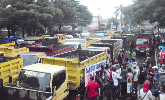 Ratusan kendaraan dump truk saat parkir di depan kantor Pemkab Banyuwangi. foto: GANDA SISWANTO/ BANGSAONLINE