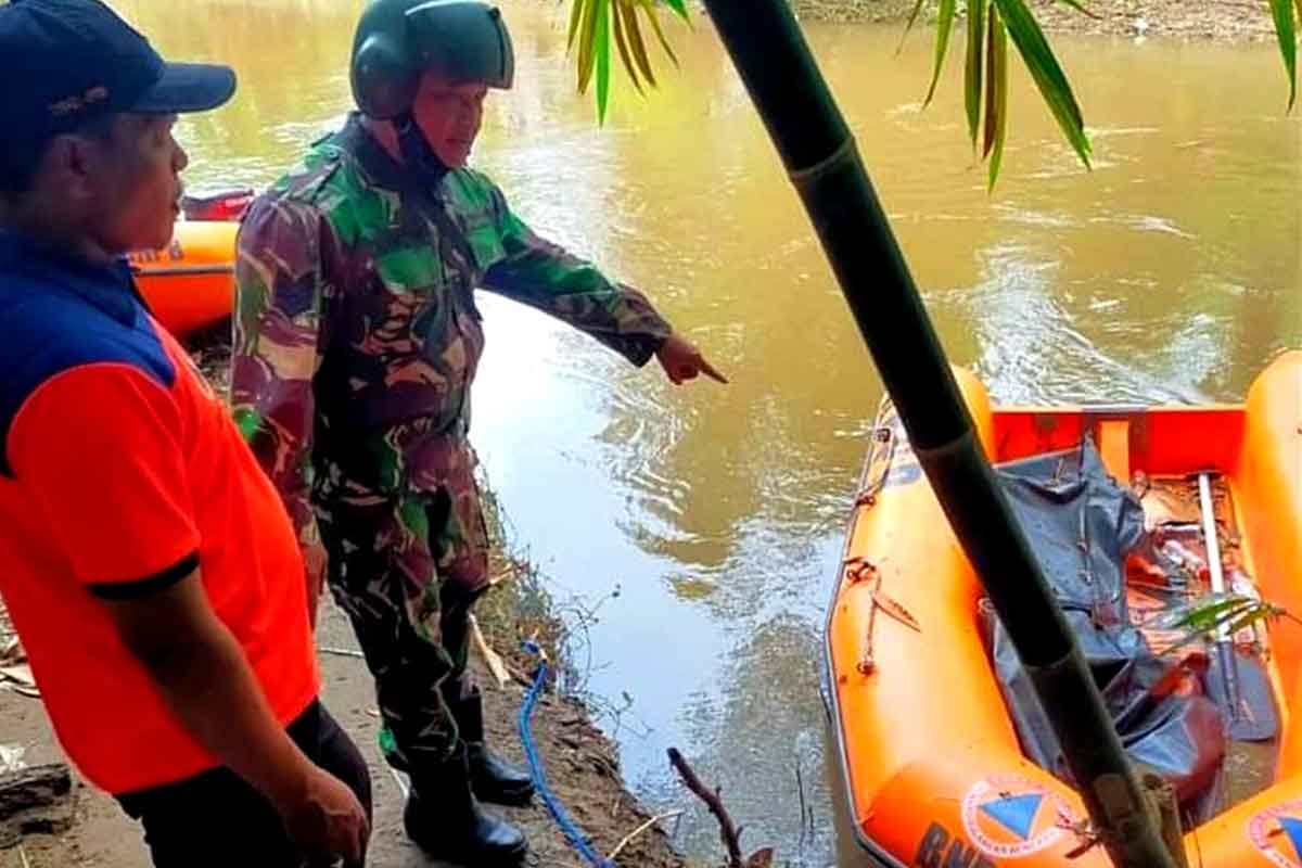 Petugas saat menunjukkan hasil penemuannya di Sungai Kali Songo Tulungagung, Kamis (3/11/2022).