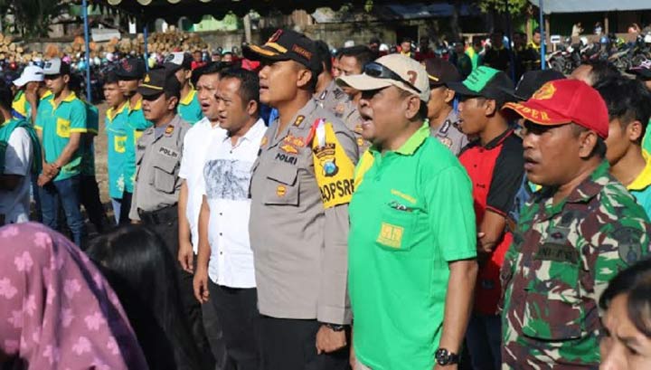 Kapolres Pacitan AKBP Sugandi saat merayakan May Day bersama buruh pabrik di Pacitan.
