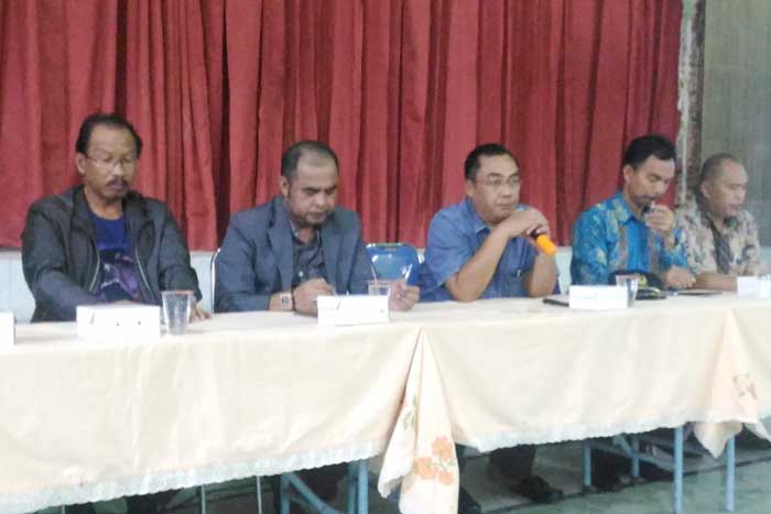 Ir. Hadi Santoso didampingi Ketua Komisi C Bambang Sumarto, Kepala BPBD J. Hartono, Camat Klojen dan Sukun, serta Lurah Gadingkasri dan Karangbesuki. foto: IWAN/ BANGSAONLINE