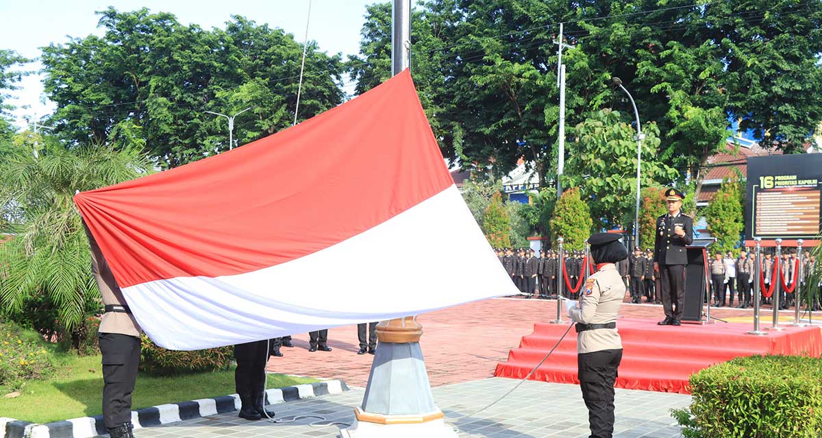 Upacara peringatan Hari Ibu ke-97 di Mapolres Gresik. Foto: Ist