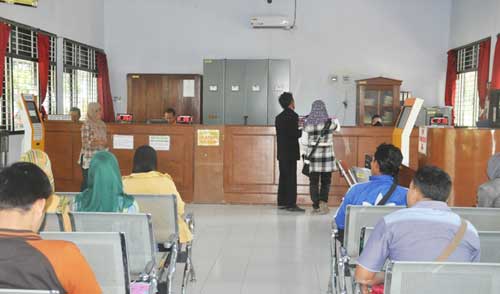 Suasana pelayanan administrasi kependudukan di kantor Disduk Capil Magetan yang tertib dan lancar. (foto: nanang ari/BANGSAONLINE)