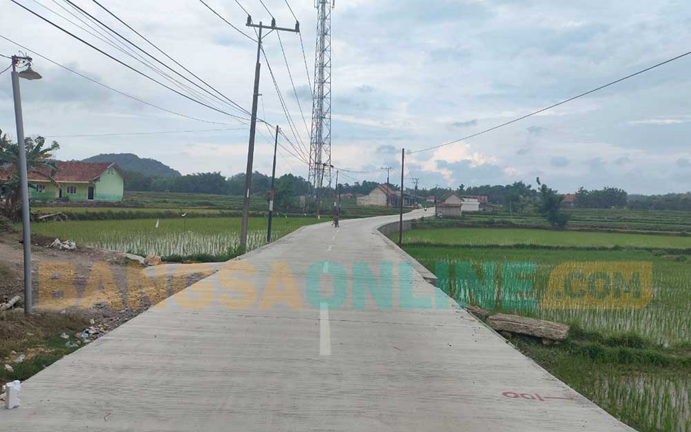 Kondisi ruas jalan poros kabupaten setelah dibangun oleh pemerintah daerah.

