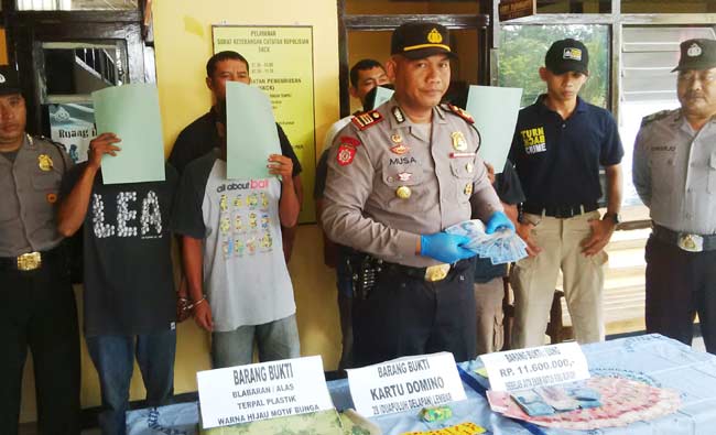 DIAMANKAN: Empat pelaku saat diekspos di Mapolsek Rengel beserta barang bukti. foto: suwandi/ BANGSAONLINE