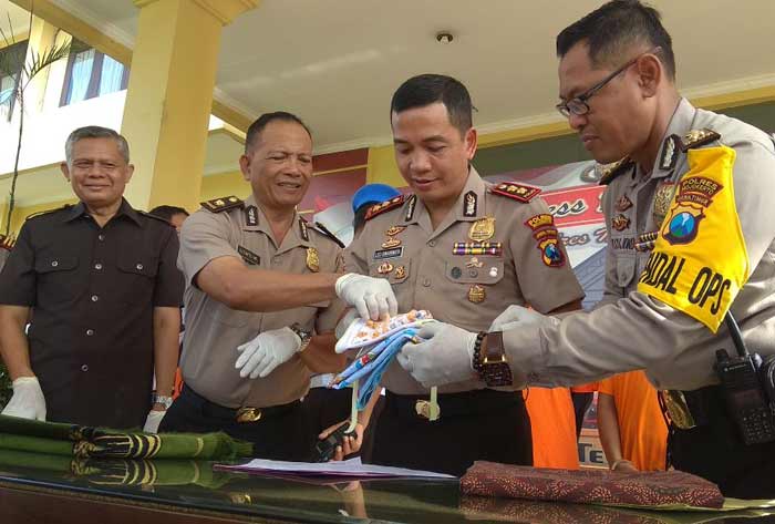 Kapolres ketika menunjukan barang bukti. foto: SOFFAN/ BANGSAONLINE