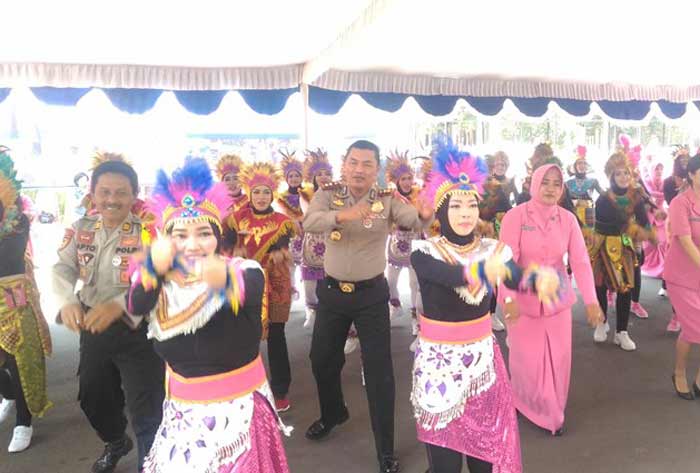Kapolres Malang Kota AKBP Asfuri dan istrinya Susi Asfuri, bersama seluruh peserta lomba, Kasat Sabhara, dan Kasat Reskoba, melakukan senam poco-poco.