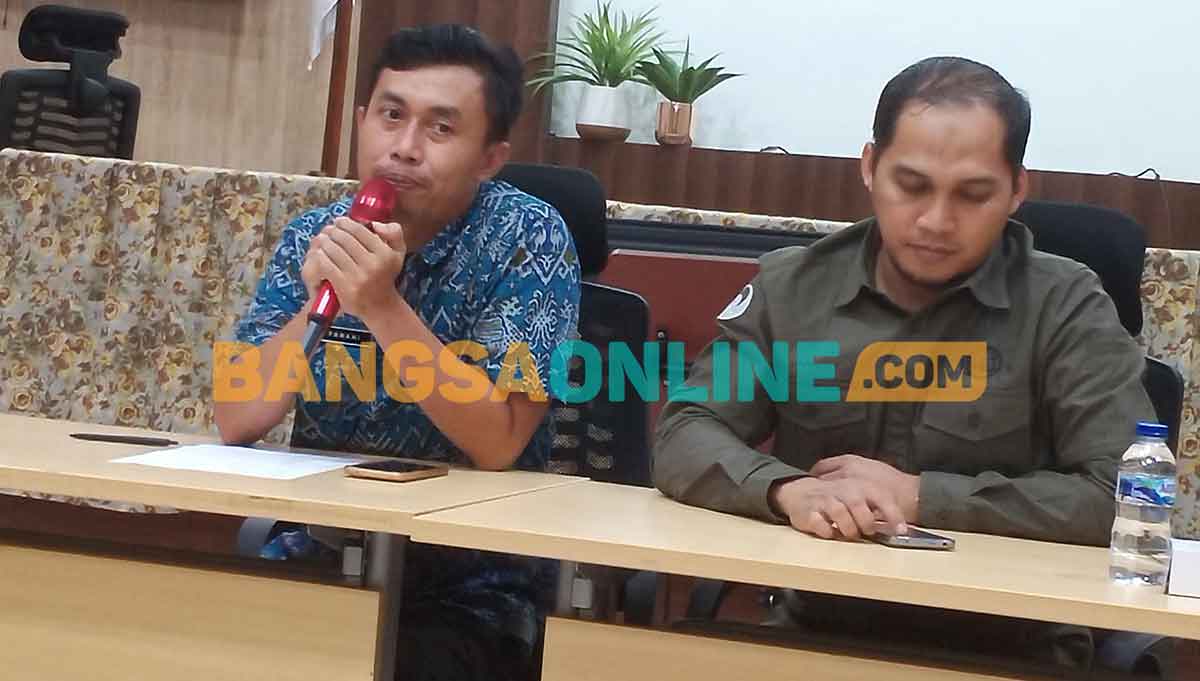Kasubag TU ATR/BPN Gresik, Fanani (kanan) bersama Kasi Penataan Ruangan, Rangga, saat menyampaikan program e-Sertifikat tanah. Foto: SYUHUD/BANGSAONLINE