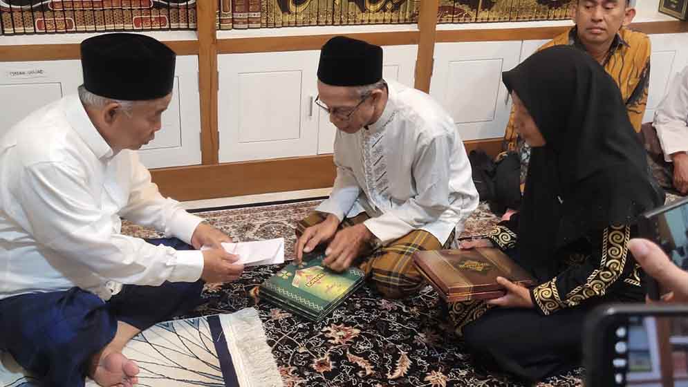 Prof Dr KH Asep Saifuddin Chalim, MA saat memberikan santunan kepada keluarga korban reruntuhan mushalla Pondok Pesantren Al Khoziny di kediaman Ning Imah di kawasan Pondok Pesantren Amanatul Ummah Surabaya, Rabu (26/11/2025) malam. Foto: bangsaonline.