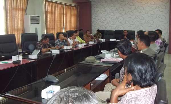 Wakil Ketua DPRD Nganjuk Sumardi SH bersama Komisi C dan D menemui warga pemilik kios di Terminal Kertosono yang rencananya akan dibongkar. foto: bambang dj/BANGSAONLINE
