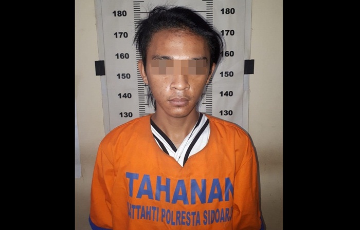 Tersangka M. Ari (18), warga Simogirang RT 02/RW 06, Prambon., Sidoarjo.