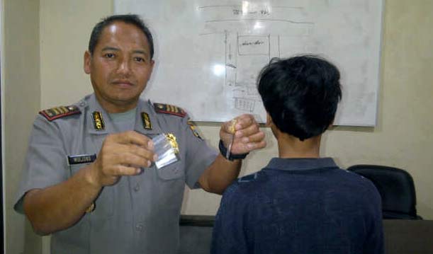 Kapolsek Manyar, AKP Mulyono, menunjukkan tersangka beserta barang bukti sabu. foto: syuhud/ BANGSAONLINE