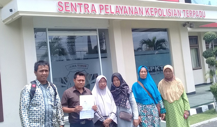 Kuasa hukum Nanang Slamet (baju merah) bersama warga Gladak saat melapor di Polresta Banyuwangi.