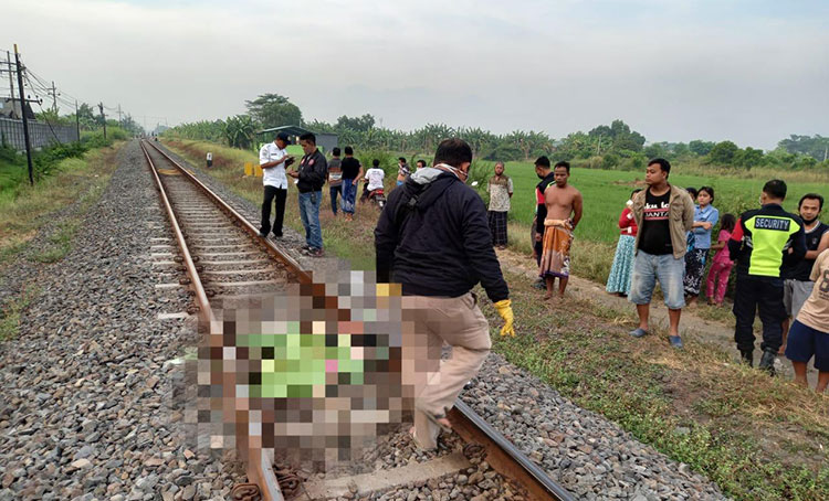 Tertabrak Hingga Masuk Kolong Kereta, Warga Asal Sukolilo Surabaya Tewas Seketika