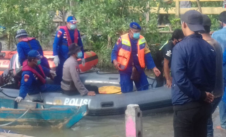 Petugas Pol Airud beserta Basarnas dan tim gabungan dengan dibantu warga saat mengevakuasi korban. (foto: ist)