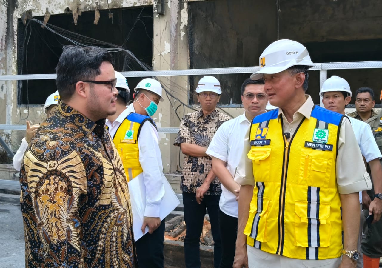 Bupati Kediri Hanindito Himawan Pramana (kiri) saat berbincang dengan
Menteri Pekerjaan Umum (PU), Dody Hanggodo. Foto: Muji Harjita/BANGSAONLINE
