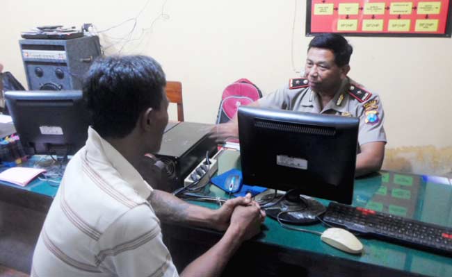 Nurul Kholis alias Lolok (50) diperiksa polisi di Polsek Buduran.