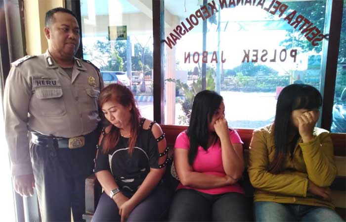 Ketiga PSK saat diamankan di Mapolsek Jabon.
