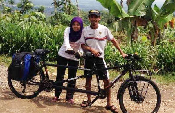 Pasutri,Hakam dan R Islamiah keliling dunia dengan mengayuh sepeda pancal.