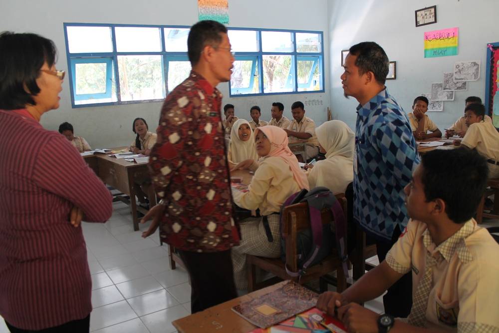 BERKUNJUNG. Peserta kunjungan dariMakassar berdialog dgn guru dan komite sekolah di SMPN 1 Sanan Kulon Blitar.