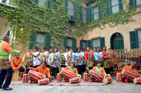 Aksi kesenian tradisional Indonesia yang ditampilkan pasukan TNI yang bertugas di Lebanon. foto: puspen mabes TNI