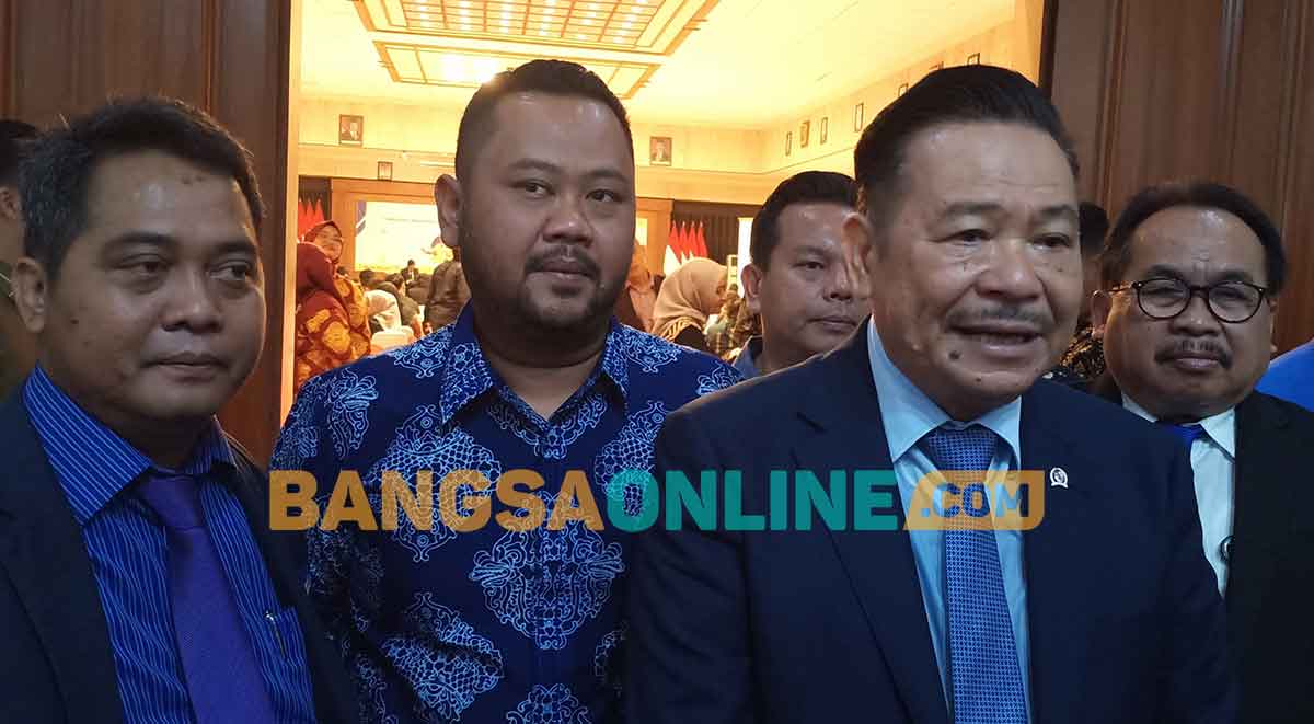 Wamen Otto Hasibuan didampingi Bupati Gresik dan Ketua DPC Peradi Gresik saat memberi keterangan ke awak media. Foto: SYUHUD/BANGSAONLINE