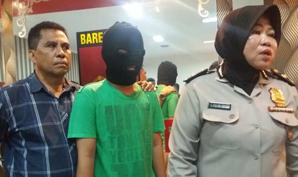 Tersangka pencabulan yang tertangkap didampingi Kasubbag Humas Kompol Lily Djafar. foto: HB