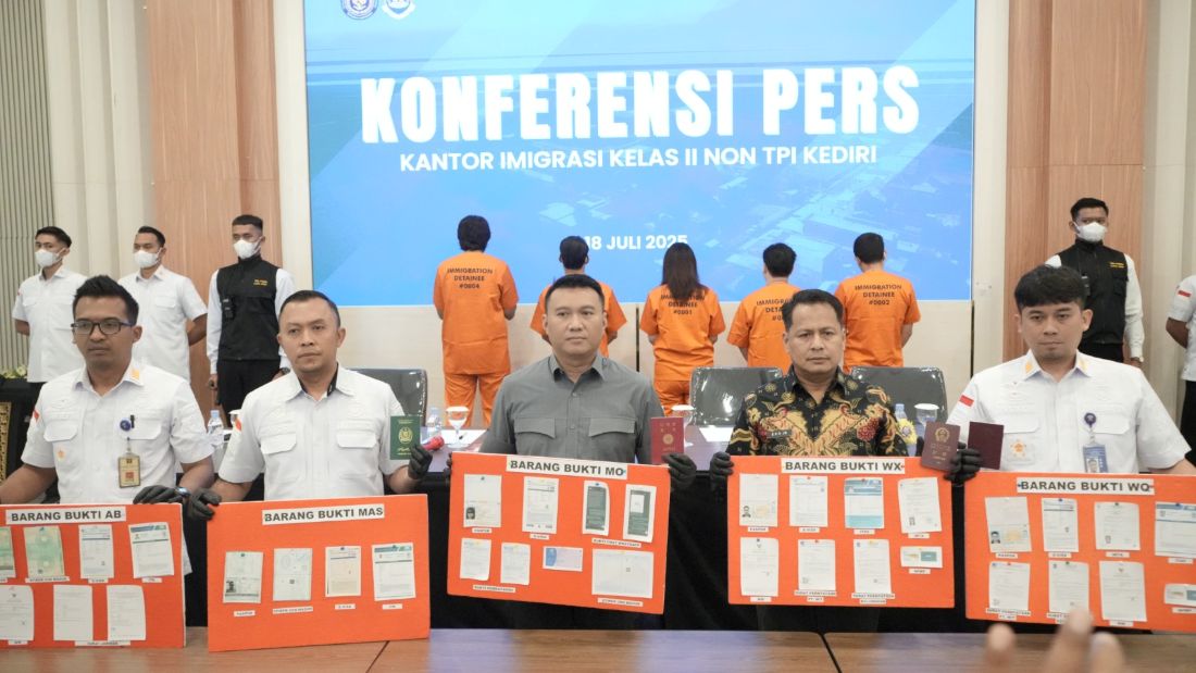  Kepala Kantor Imigrasi Kediri, Antonius Frizky Saniscara Cahya Putra dan jajaran saat menunjukkan barang bukti dan WNA pelanggar keimigrasian. (Ist). 