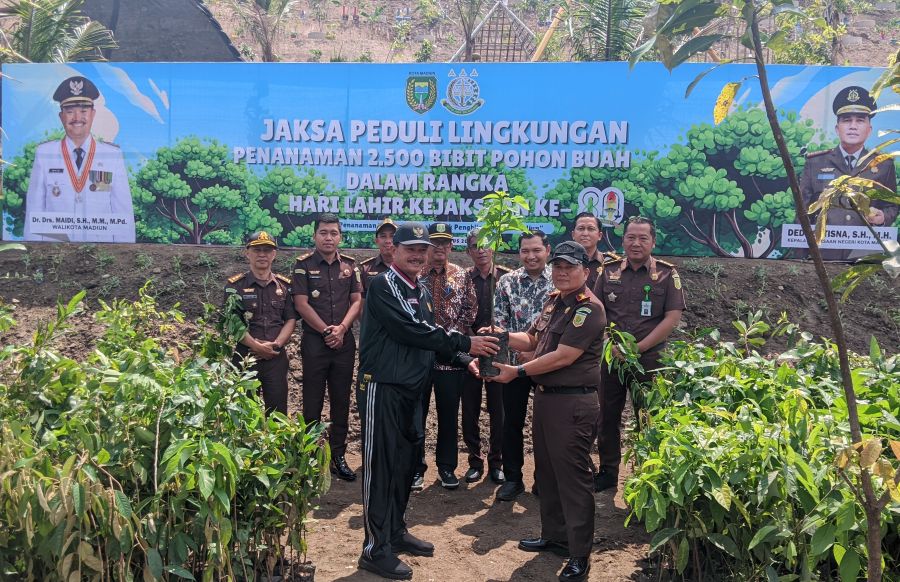 Penyerahan bantuan tanaman bibit buah dari Kajari ke Wali Kota Madiun. Foto: Hendro Suhartono/BANGSAONLINE