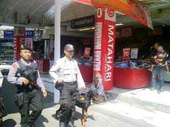 ?Aparat dengan didukung K-9 menyisir di Mall kawasan Sidoarjo. foto:gogon/BANGSAONLINE