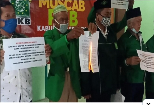 17 Dewan Pengurus Anak Cabang (DPAC) Partai Kebangkitan Bangsa (PKB) membakar undangan musyawarah cabang (muscab) di kantor DPC PKB Sragen, Selasa (9/3/2021). Foto: sindonews.com
