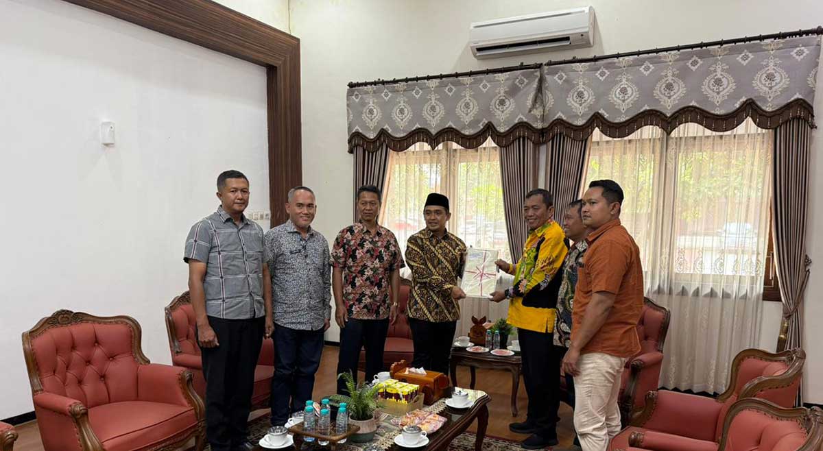 Penyerahan sertifikat yang dilakukan Kantah Kota Pasuruan.