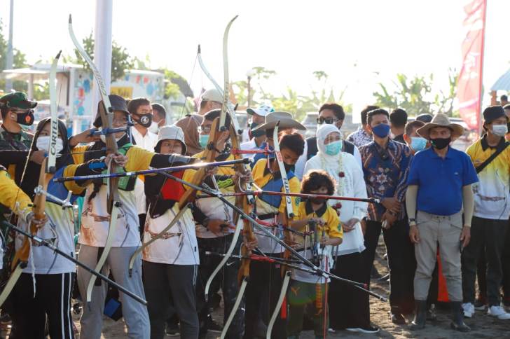 Gubernur Jawa Timur Khofifah Indarpawansa saat meresmikan wisata edukasi berbasis potensi desa di Desa Kalidawir, Kecamatan Tanggulangin, Kabupaten Sidoarjo, Sabtu (24/10/2020). foto: ist/ bangsaonline.com