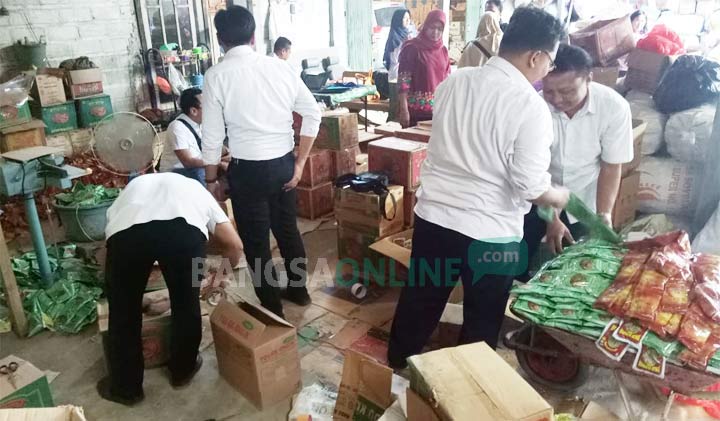Petugas memeriksa isi truk berupa jamu sachetan yang belum memiliki izin edar. foto: AKINA/ BANGSAONLINE