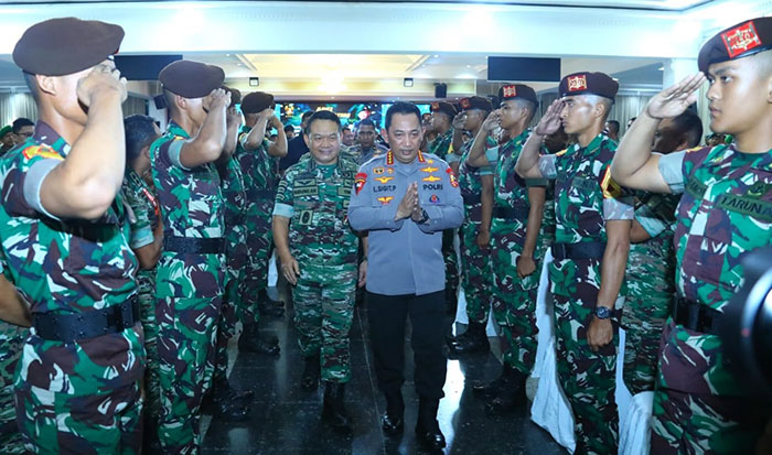 Kapolri, Jenderal Listyo Sigit Prabowo, saat menghadiri giat apel Dansat TNI AD di Akademi Militer, Magelang.
