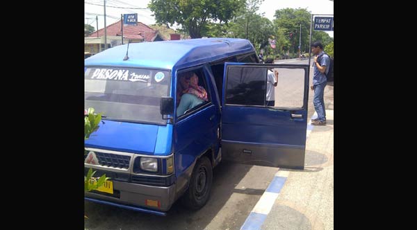 TAK LAKU: Sebuah angkudes di Nganjuk saat menaikkan penumpang. foto: soewandito/ BANGSAONLINE