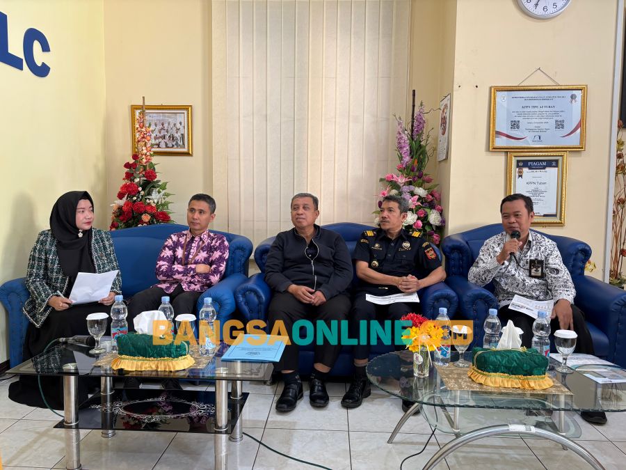 Kepala KPPN Tuban, Martina Sri Mulyani (kiri), bersama perwakilan dari KPP Pratama Tuban, Kantor Bea dan Cukai Bojonegoro dan perwakilan dari BPS Tuban. Foto: SUWANDI/ BANGSAONLINE