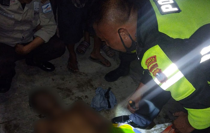 Petugas saat mengevakuasi korban tenggelam di Pelabuhan LCM Ketapang Banyuwangi.