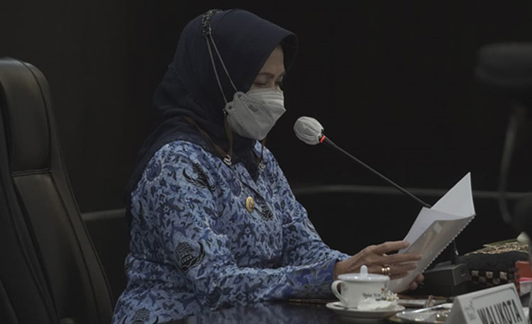 Wali Kota Batu Hj. Dewanti Rumpoko memaparkan Laporan Keterangan Pertanggungjawaban (LKPJ) Wali Kota Batu Tahun 2020 dalam rapat paripurna yang digelar secara virtual, Rabu (17/3/2021). (foto: ist)