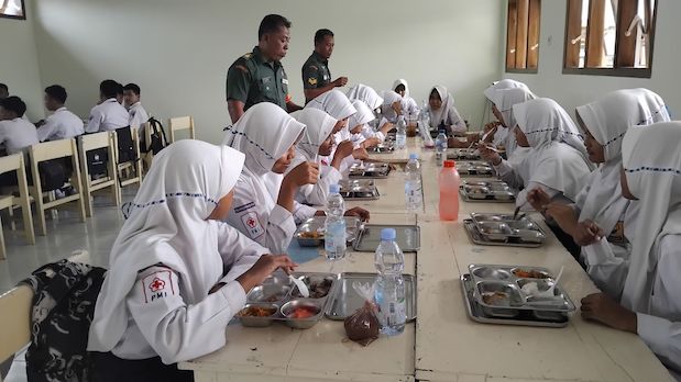 Para siswa SMPN 5 Kota Madiun saat menikmati paket Makan Bergizi Gratis. Foto: Hendro Suhartono/BANGSAONLINE