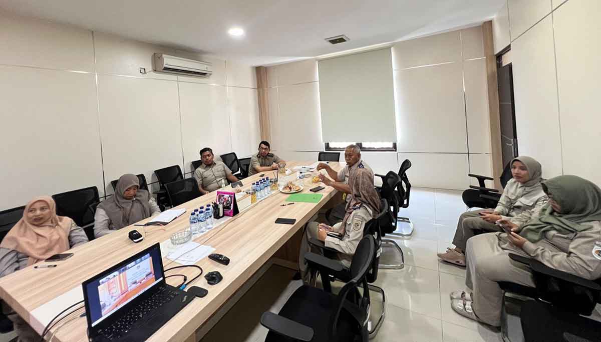 Jajaran Kantah Kabupaten Pasuruan saat mengikuti rapat progres pelaksanaan Zona Integritas se-Jawa Timur.
