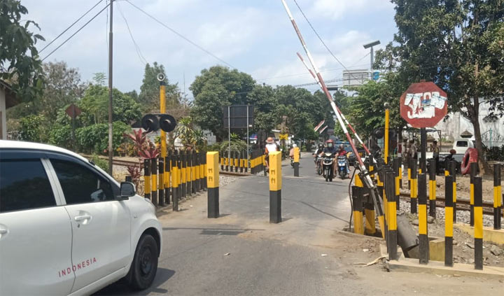 Perlintasan kereta api sebidang di Jalan Nias Kota Blitar yang dipersempit oleh PT KAI.