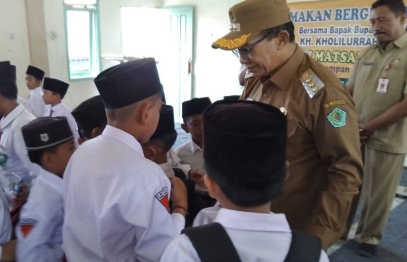 Bupati Pamekasan, Kholilurahman saat menyapa siswa SDI Matsaratul Huda