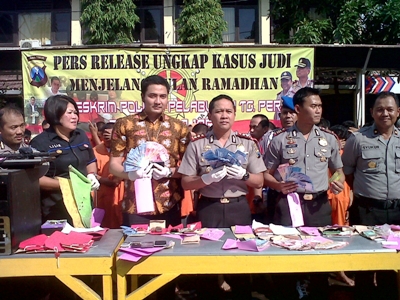 ?Kapolres dan Kasat Reskrim Menunjukan Barang Bukti Hasil Penangkapan Judi dan 51 pejudi. Foto:rusmiyanto/BANGSAONLINE