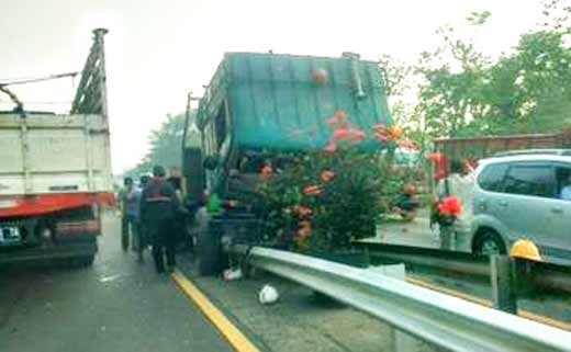 NYANGKUT: Kondisi truk trailer yang nyangkut di gradril dalam kecelakaan di tol, kemarin. foto: catur andy erlambang/BANGSAONLINE