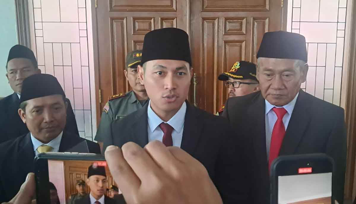 Bupati Tuban, Aditya Halindra Faridzky, saat menjawab pertanyaan awak media usai rapat paripurna.