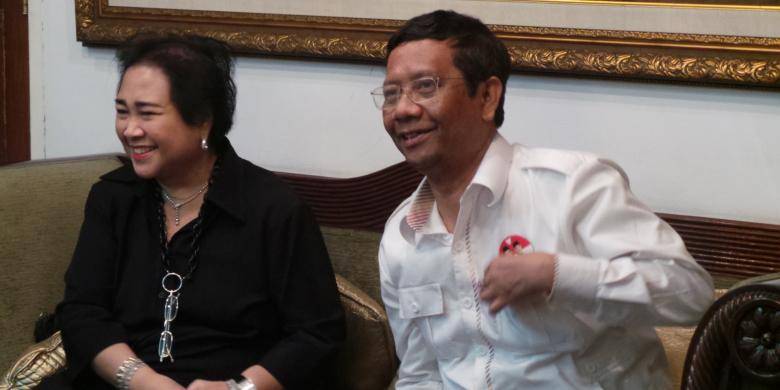 Rachmawati Soekarnoputri saat didatangi Ketua tim pemenangan Prabowo-Hatta, Mahfud MD, di kediamannya di Jalan Jatipadang Raya, Jakarta, Minggu (22/6/2014). Saat itu Mahfud MD klarifikasi soal kontroversi ucapannya tentang Bung Karno