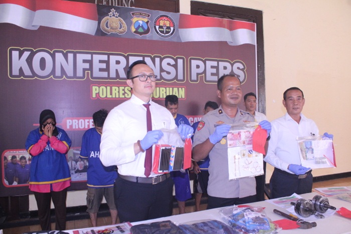 Kasatreskrim Polres Pasuruan saat memegang salah satu barang bukti.